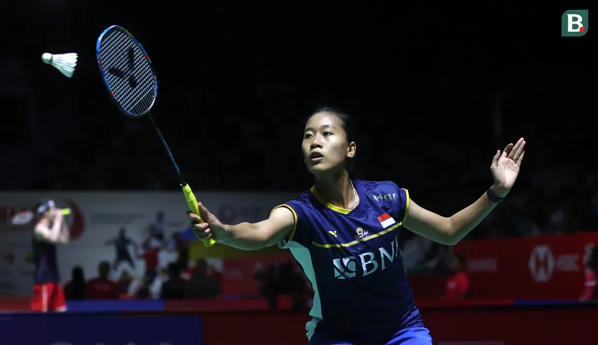 Tunggal putri Indonesia, Putri Kusuma Wardani, saat melawan wakil Jepang, Natsuki Nidaira, pada babak 16 besar Indonesia Masters 2024 di Istora Senayan Jakarta, Indonesia, Kamis (25/1/2024). Putri kalah dua gim langsung dengan skor 20-22 dan 16-21. (Bola.com/
