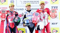 Selebrasi para pembalap kelas SS600 di podium, juara diraih pembalap Yamaha Gen Blu Racing Team, Soichiro Minamimoto (tengah), peringkat kedua pembalap Thailand, Nakarin Atiratphuvapat (kiri/Honda Racing Thailand) dan peringkat ketiga, Mohammad Adenanta Putra (AHRT) usai balapan race kedua kelas SS600 pada seri keempat Asia Road Racing Championship (ARRC) Mandalika 2023 di Sirkuit Mandalika, Lombok, Minggu (13/8/2023). (Dok. AHRT)