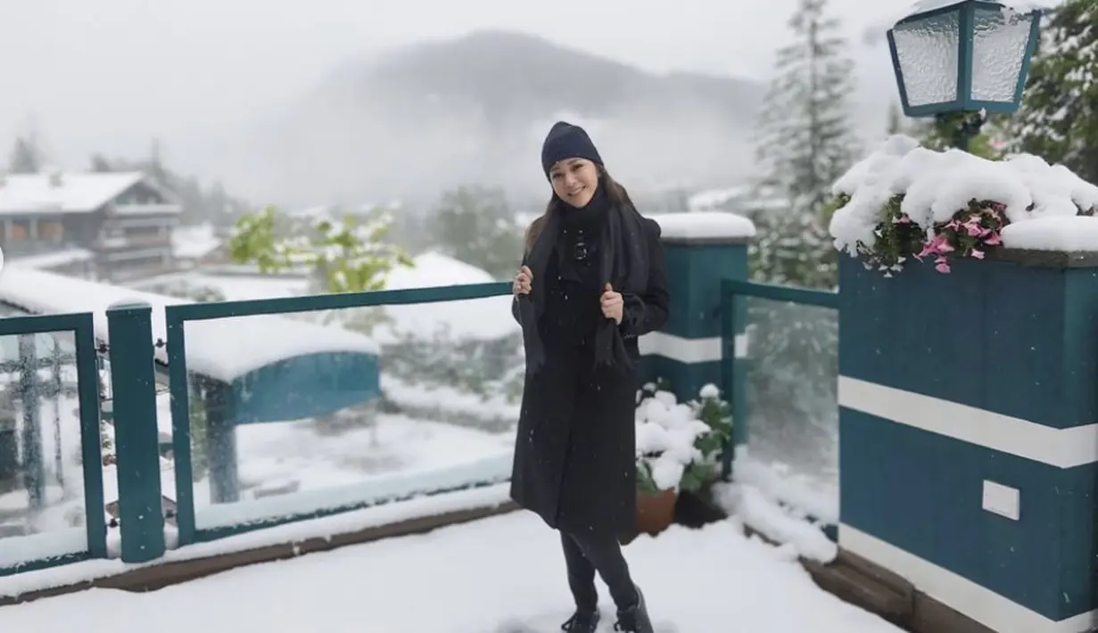 Gayanya semakin stylish dengan boots yang dikenakannya.  [Foto: Instagram/ Maia Estianty]