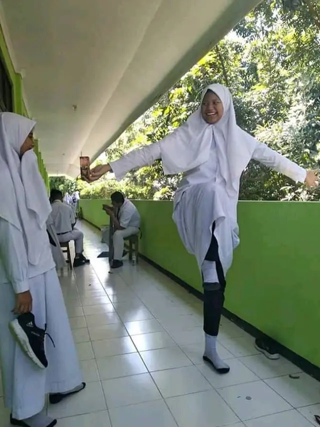 Siswa Ini Peragakan Bagaimana Cara Melamar yang Bikin Tepuk Jidat