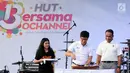 Dirut O Channel, Sutanto Hartono (tengah) memotong kue ulang tahun pada perayaan HUT Bersama Bersama O Channel dengan Jalasenastri TNI AL di Stadion Bola Mini Pasmar 2, Cilandak, Jakarta, Minggu (20/8). (Liputan6.com/Helmi Fithriansyah)