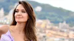 Aktris Angelina Jolie berpose saat sesi pemotretan untuk pemutaran perdana film Disney "Maleficent: Mistress of Evil" di Roma, Italia (7/10/2019). Angelina Jolie tampil cantik mengenakan gaun ungu dengan celana dan sepatu hitam. (AFP Photo/Tiziana Fabi)