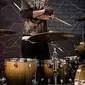 The Rev atau lebih dikenal dengan nama The Reverend Tholomew Plague, adalah seorang drummer sekaligus penyanyi latar untuk grup musik Avenged Sevenfold. Sumber: Pinterest