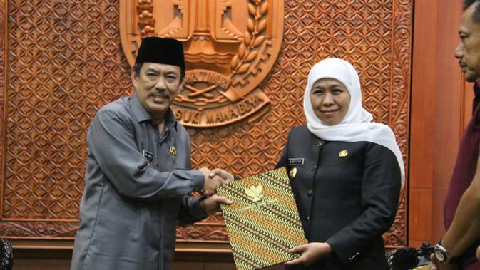 Surat Perintah Tugas (SPT) Plt. Bupati Sidoarjo diterima langsung oleh Wakil Bupati Nur Ahmad Syaifuddin yang diserahkan oleh Gubernur Jawa Timur Khofifah Indar Parawansa, Selasa (14/1/2020). (Foto: Liputan6.com/Dian Kurniawan)
