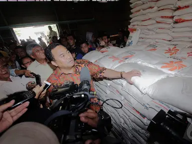 Menteri Perdagangan RI Rahmat Gobel meninjau stok  beras di Gudang Buloq, Jakarta, Senin (15/12/2014). (Liputan6.com/Faizal Fanani)