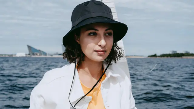11 Inspirasi Gaya Rambut dengan Bucket Hat
