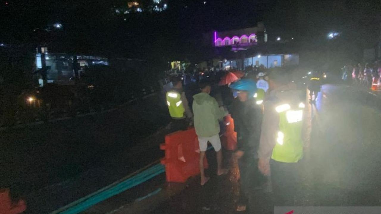 Jembatan Longsor di Akses Wisata Colo Kudus, Dua Kendaraan Terseret Akibat Hujan Deras