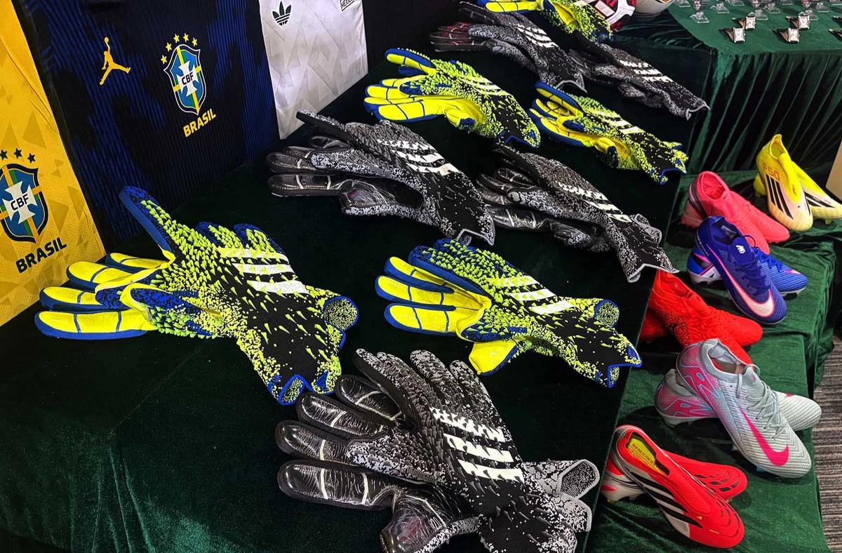 FOTO: Jelang Final Piala Dunia Hong Kong Sita Ribuan Jersey Palsu