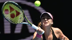 Petenis putri asal Swiss Belinda Bencic mengembalikan bola pukulan petenis asal Hungaria, Timea Babos pada turnamen Australia Terbuka di Melbourne, Australia, (20/1/2016). (AFP PHOTO / WILLIAM)