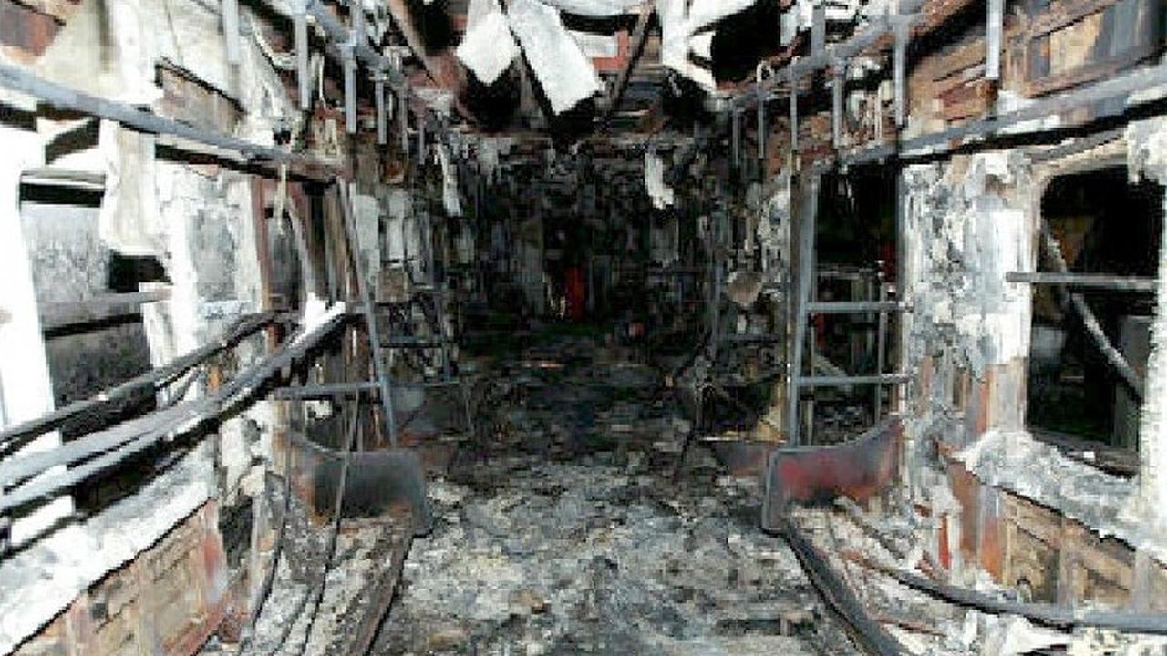 Kereta subway di Korea Selatan yang hangus terbakar, akibat ulah gagal seorang pria yang hendak bunuh diri. (KJClub.com)