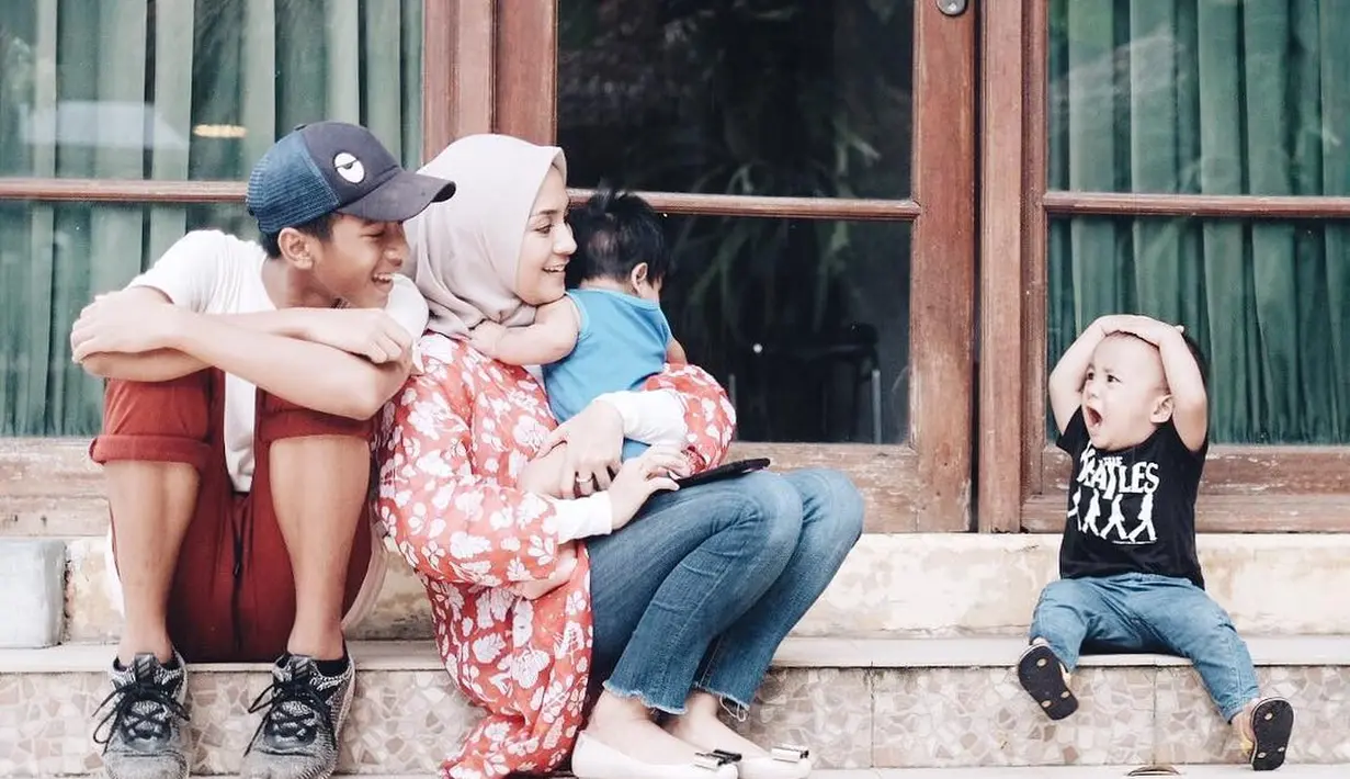 Meski demikian, Enno mengaku bahwa dirinya enggan untuk memakai jasa Baby Sitter. (instagram/ennolerian_)