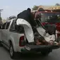 Pihak berwenang berusaha menolong korban bom di masjid Pakistan. AP Photo/Muhammad Sajjad