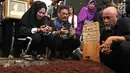 Penyanyi dangdut Camelia Malik saat di pusara makam artis senior RMH Heroe Siswanto atau dikenal Sys NS di TPU Jeruk Purut, Jakarta, Selasa (23/1). (Liputan6.com/Herman Zakharia)