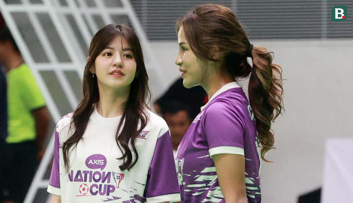 Vonzy Felicia (kiri) dan Safira Ika saat bertanding dalam fun match AXIS Nation Cup 2023 yang berlangsung di Istora Senayan, Jakarta, Minggu (15/10/2023). Selain Shafira Ika dan Vonzy, pertandingan ini juga diikuti oleh Ini Ganta, Cicio, serta para pemain AXIS Nation Cup 2023 dan juga perwakilan penonton. (Bola.com/M Iqbal Ichsan)