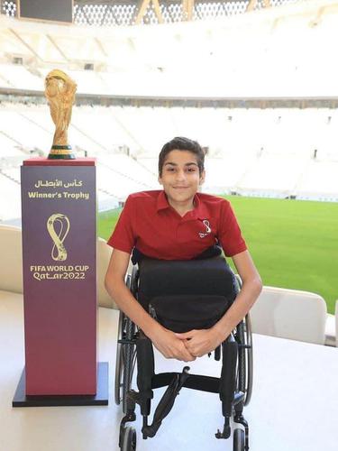 Foto: Ghanim Al-Muftah bersama Trofi Piala Dunia