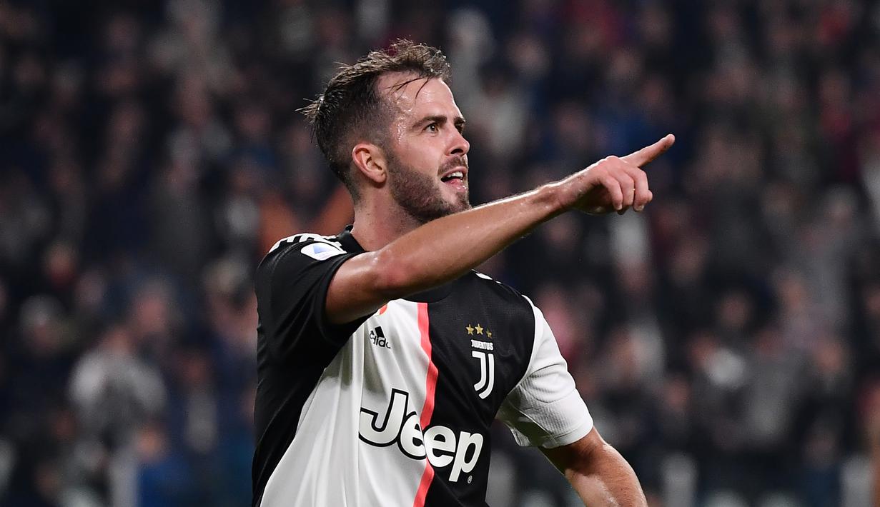5. Miralem Pjanic (Juventus) - Gelandang berusia 30 tahun ini menjadi bagian penting dari skuat Juventus sejak bergabung pada 2016. Musim ini, Miralem Pjanic total sudah mencetak 3 gol dan 4 assist dari 22 kali penampilannya. (AFP/Marco Bertorello)