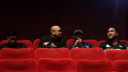 Pebasket Satria Muda, Arki Dikania, bersama rekan-rekannya saat peluncuran film 25 tahun Satria Muda di XXI Epicentrum, Jakarta, Kamis (15/11). Peluncuran ini dalam rangka peringatan hari jadi SM yang ke-25 tahun. (Bola.com/Yoppy Renato)