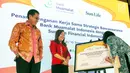 Chief Partnership Distribution Sun Life Financial Indonesia Danning Wikanti saat menandatangani kerjasama Bancassurance, di Jakarta, Rabu (19/6). Sun Life Indonesia dan Bank Muamalat mengumumkan kemitraan strategis berbasis syariah yang dapat memberi manfaat bagi masyarakat. (Liputan6.com/HO/Astro)