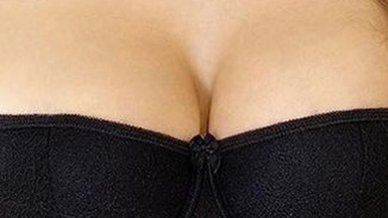 2. Balconette Bra: Belahan Dada Rendah
