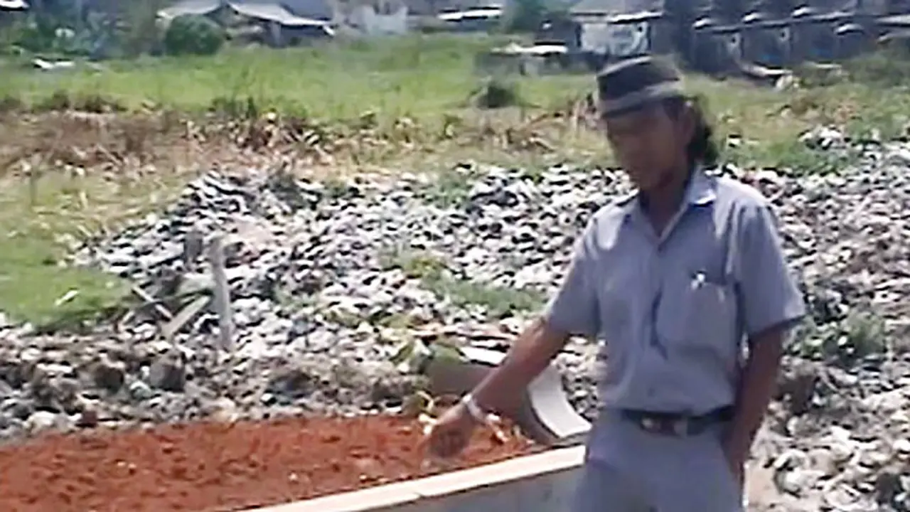 (Lip6petang) akam Tertimbun Sampah