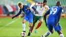 Striker Prancis, Antoine Griezmann, berebut bola dengan gelandang Bulgaria, Georgi Kostadinov, pada laga kualifikasi Piala Dunia 2018 di Stadion Vassil Levski, Sabtu (7/10/2017). Prancis menang 1-0 atas Bulgaria. (AFP/Dimitar Dilkoff)