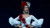 Miss Spanyol, Angela Ponce menampilkan kostum nasionalnya selama National Costume Show Miss Universe 2018 di Chonburi, Thailand, Senin (10/12). Angela Ponce, transgender perdana perwakilan Spanyol untuk Miss Universe 2018. (AP/Gemunu Amarasinghe)