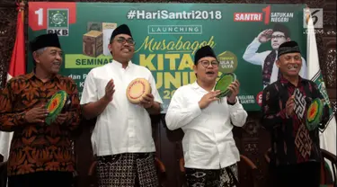 Ketum PKB Muhaimin Iskandar (dua kanan) bersama Ketua Panitia Hari Santri Jazilul Fawaid (dua kiri), Pengasuh Ponpes KH Luqman Hakim (kiri) dan Asep Usman Ismail saat launching Musabaqoh Kitab Kuning di Jakarta, Minggu (14/10). (Liputan6.com/JohanTallo)