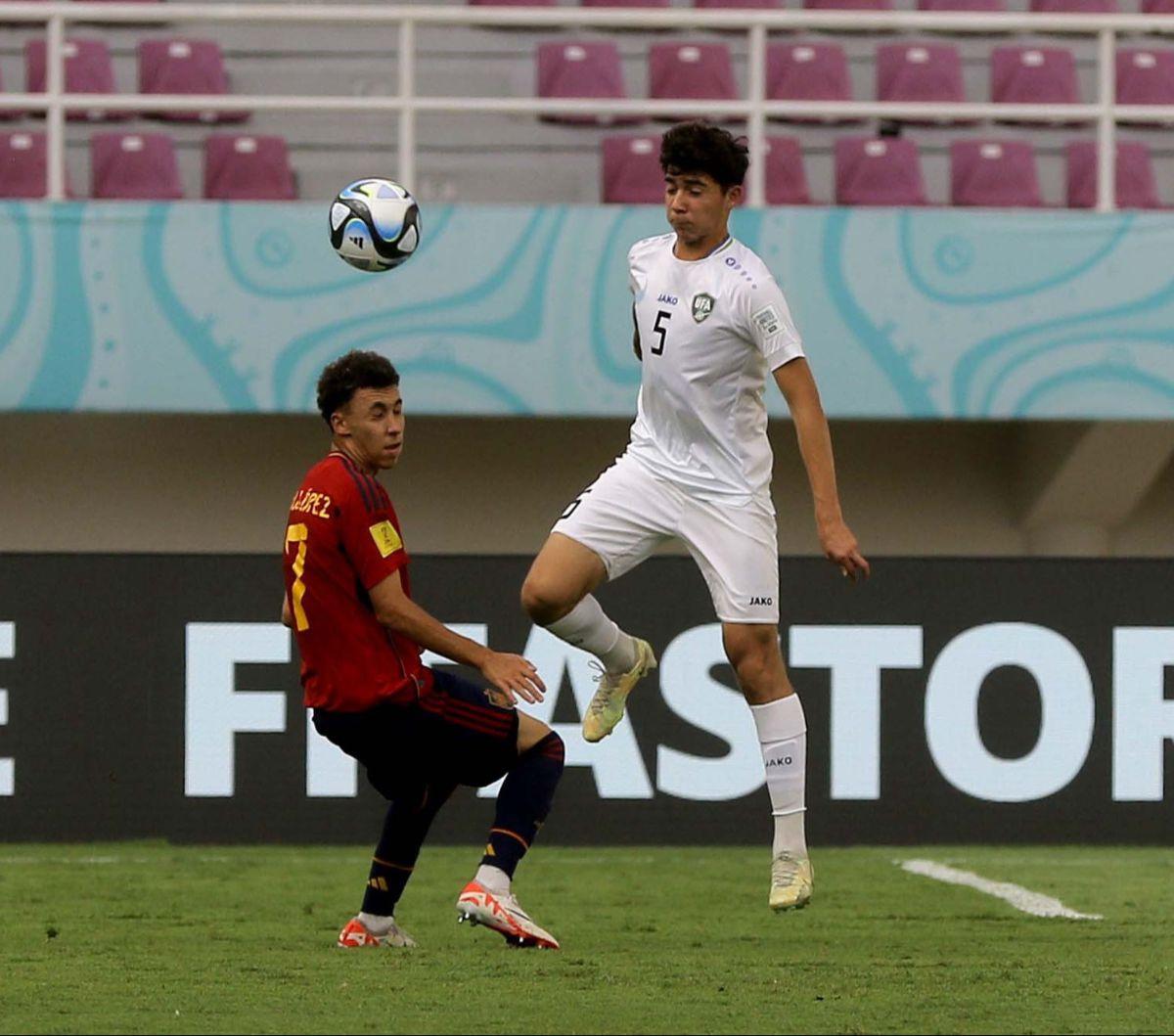 Timnas&nbsp;Uzbekistan U-17 berhasil menahan imbang Spanyol U-17 di laga matchday 3 Grup B Piala Dunia U-17 2023 di Stadion Manahan, Solo, Kamis (16/11/2023) sore WIB. Duel Uzbekistan vs Spanyol berakhir dengan skor 2-2.