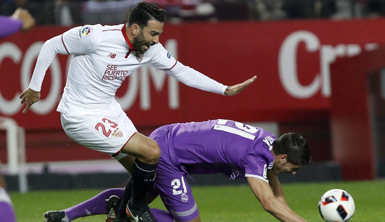 Pemain Sevilla FC, Adil Rami (kiri) saat berebut bola dengan pemain Real Madrid, Alvaro Morata (kanan) pada laga Copa Del Rey di Ramon Sanchez Pizjuan stadium, Seville (12/1/2017). real Madird bermain imbang 3-3. (EPA/Julio Munoz)