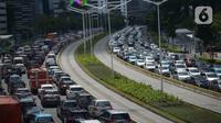 Kepadatan arus lalu lintas di Jalan Sudirman-Thamrin pada jam makan siang, Jakarta, Kamis (15/12/2022). Pemerintah berencana untuk mengucurkan insentif kendaraan listrik di Indonesia, insentif mobil listrik sebesar Rp 80 juta dan motor listrik Rp 8 juta. (merdeka.com/Imam Buhori)