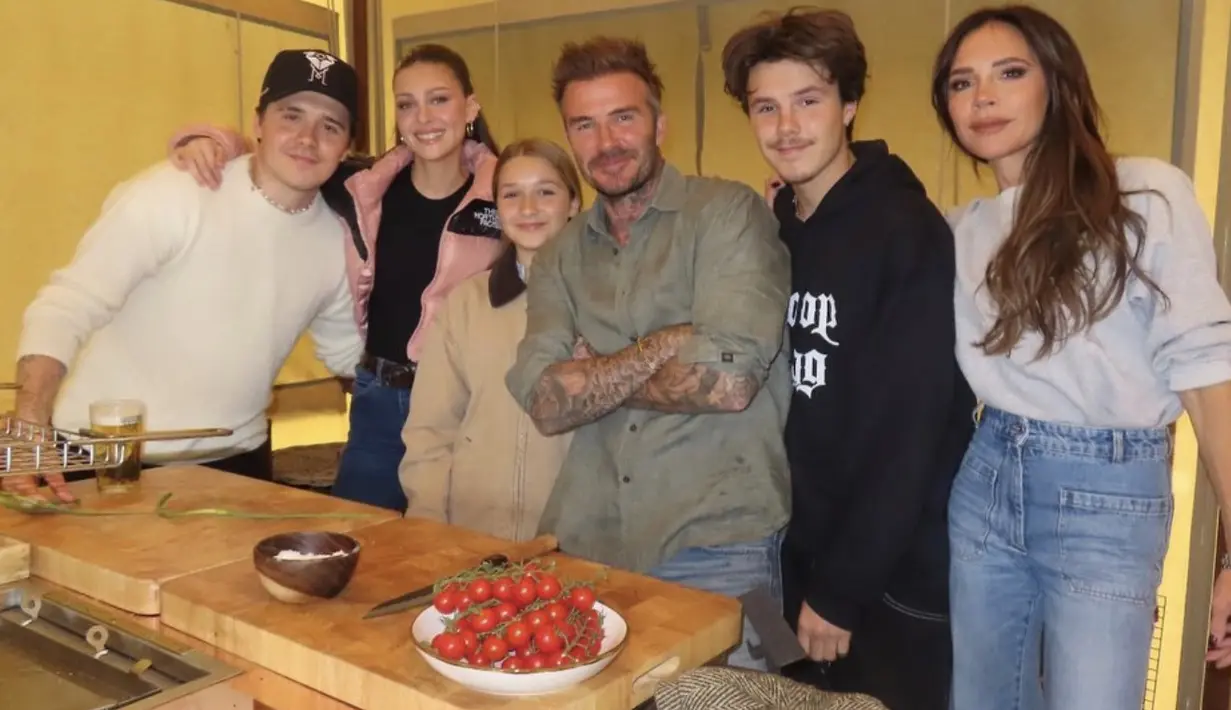 Bergaya kasual, Nicola hadir bersama keluarga Beckham dengan jaket sederhana dan denim. [Foto: Instagram/ Victoria Beckham]