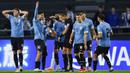 Sejumlah pemain Uruguay U-20 memprotes keputusan wasit Marco Ortiz pada pada lanjutan Grup E Piala Dunia U-20 2023 melawan Inggris U-20 di Estadio Ciudad de La Plata, Argentina, Jumat (26/05/2023) WIB. Laga dimenangkan oleh Inggris dengan skor 3-2. (AP Photo/Gustavo Garello)
