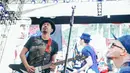 Penampilan gitaris Slank, Ridho pada Konser Drug Free Asia Afrika di Kawasan Monas, Jakarta, Minggu (19/4). Konser dalam rangkaian KAA itu bertujuan sebagai kampanye pencegahan penyalahgunaan narkotika di kawasan Asia Afrika. (Liputan6.com/Faizal Fanani)