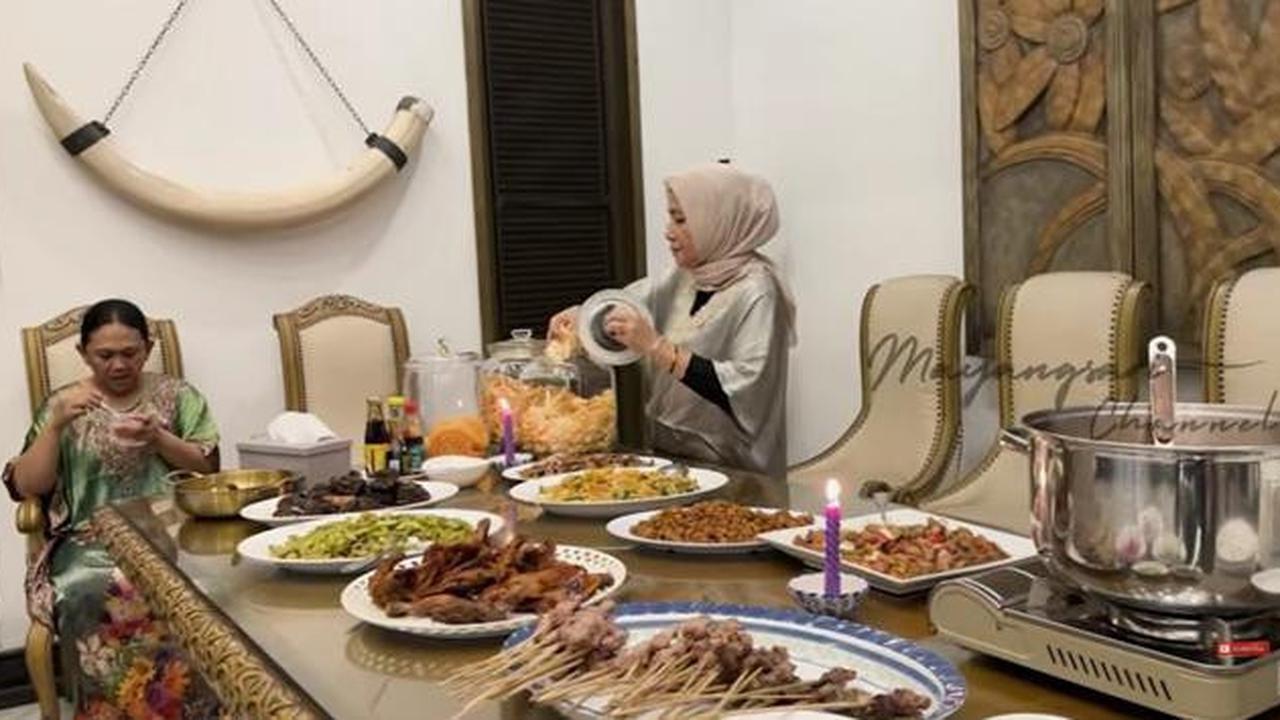 8 Potret Ruang Makan di Rumah Mayangsari dengan Konsep Klasik Modern