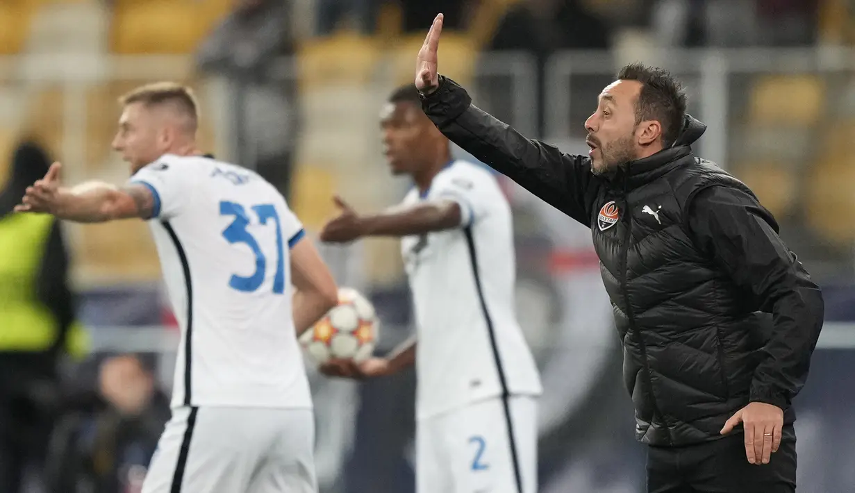 Pelatih Shakhtar Donetsk, Roberto De Zerbi menginstruksikan pemainnya saat bertanding melawan Inter Milan pada pertandingan grup D Liga Champions di Stadion Olimpiyskiy di Kyiv, Ukraina, Selasa (28/9/2021). Inter Milan bermain imbang Shakhtar Donetsk 0-0. (AP Photo/Efrem Lukatsky)