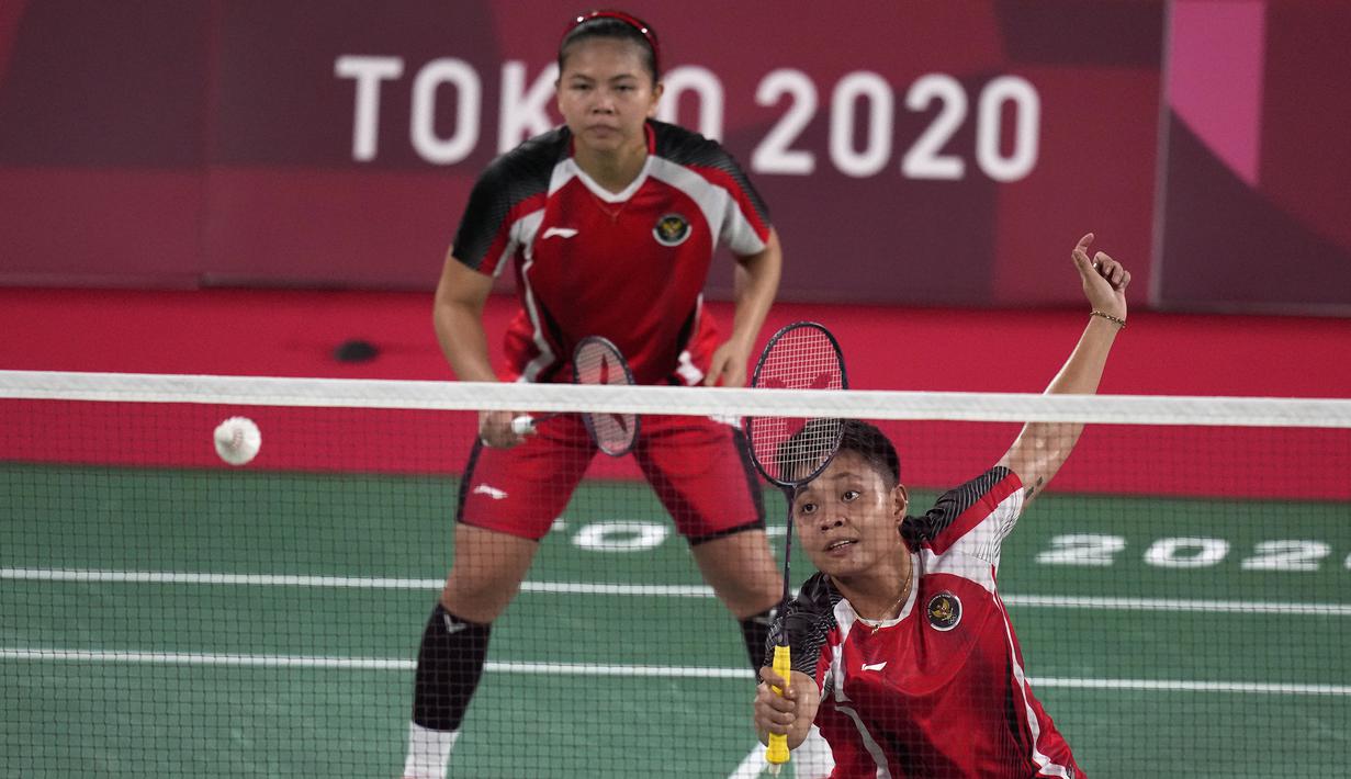 Berkat perbaikan penampilan, perlahan Greysia Polii/Apriyani Rahayu mampu membalikkan keadaan dan unggul 11-10 di interval gim pertama. (Foto: AP/Markus Schreiber)