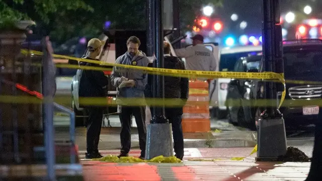 Petugas penegak hukum bekerja di tempat kejadian pada Kamis (22/5/2025) setelah dua staf Kedutaan Besar Israel di Washington tewas ditembak di luar Capital Jewish Museum di Washington DC, Amerika Serikat, pada Rabu (21/5).