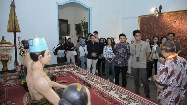Belajar Sejarah Bareng Anak Muda, Alam Ganjar Sambangi Keraton Surakarta Hadiningrat