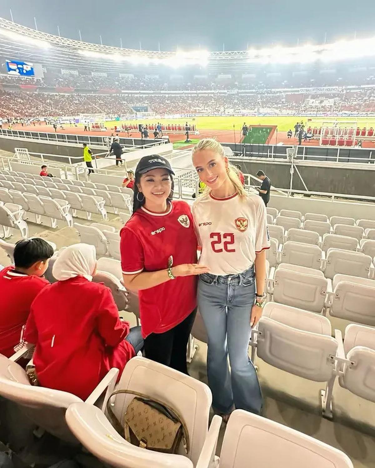 6 Potret Fitri Carlina Bareng Keluarga Nathan Tjoe-A-On dan Justin Hubner, Bikin Fans Iri