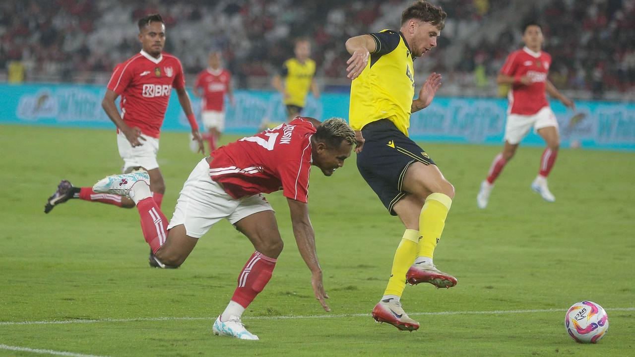 FOTO: Hujan Gol di SUGBK: Oxford United Libas Indonesia All Star 3-6 di  Laga Perdana Piala Presiden 2025
