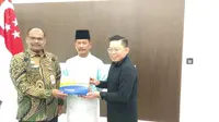 Wali Kota Batam Muhammad Rudi menerima sumbangan Alat pelindung Diri (APD) dan 2 ventilator dari Pemerintah Singapura. (foto: Liputan6.com/ajang nurdin)