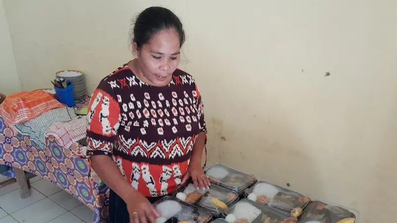 Astri, salah satu ibu PKK asal Desa Sopo, Kecamatan Amunuban Tengah, Kabupaten Timor Tengah Selatan, Nusa Tenggara Timor (NTT) tengah menyiapkan makanan untuk dikirimkan ke anak-anak stunting serta ibu hamil yang ada di sana. (Foto: Benedikta Desideria)