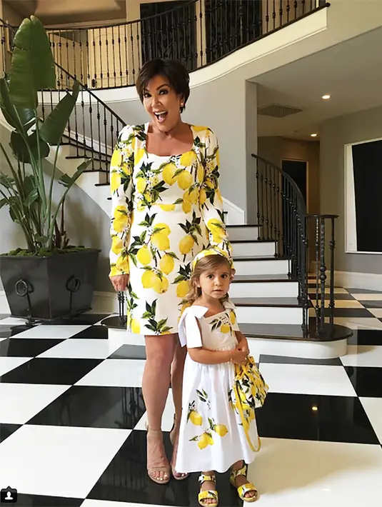 Dalam balutan dress dengan tema lemon, Penelope Disick kembaran dengan sang nenek nih! (instagram/krissjenner)