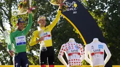 Tadej Pogacar (kanan) berhasil mempertahankan gelar juara di Tour de France 2021. Dirinya bahkan rebut tiga gelar kategori sekaligus, yaitu klasifikasi umum, klasifikasi pegunungan, dan klasifikasi pembalap muda. Sementara klasifikasi poin disabet oleh Mark Cavendish. (Foto: AFP/Thomas Samson)
