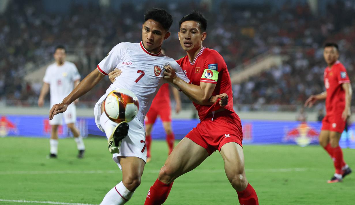 <p>Pemain Timnas Indonesia, Marselino Ferdinan (kiri) berebut bola dengan pemain Timnas Vietnam, Do Hung Dung pada laga Grup F Kualifikasi Piala Dunia 2026 di My Dinh Stadium, Vietnam, Selasa (26/03/2024). (Dok.PSSI)</p>