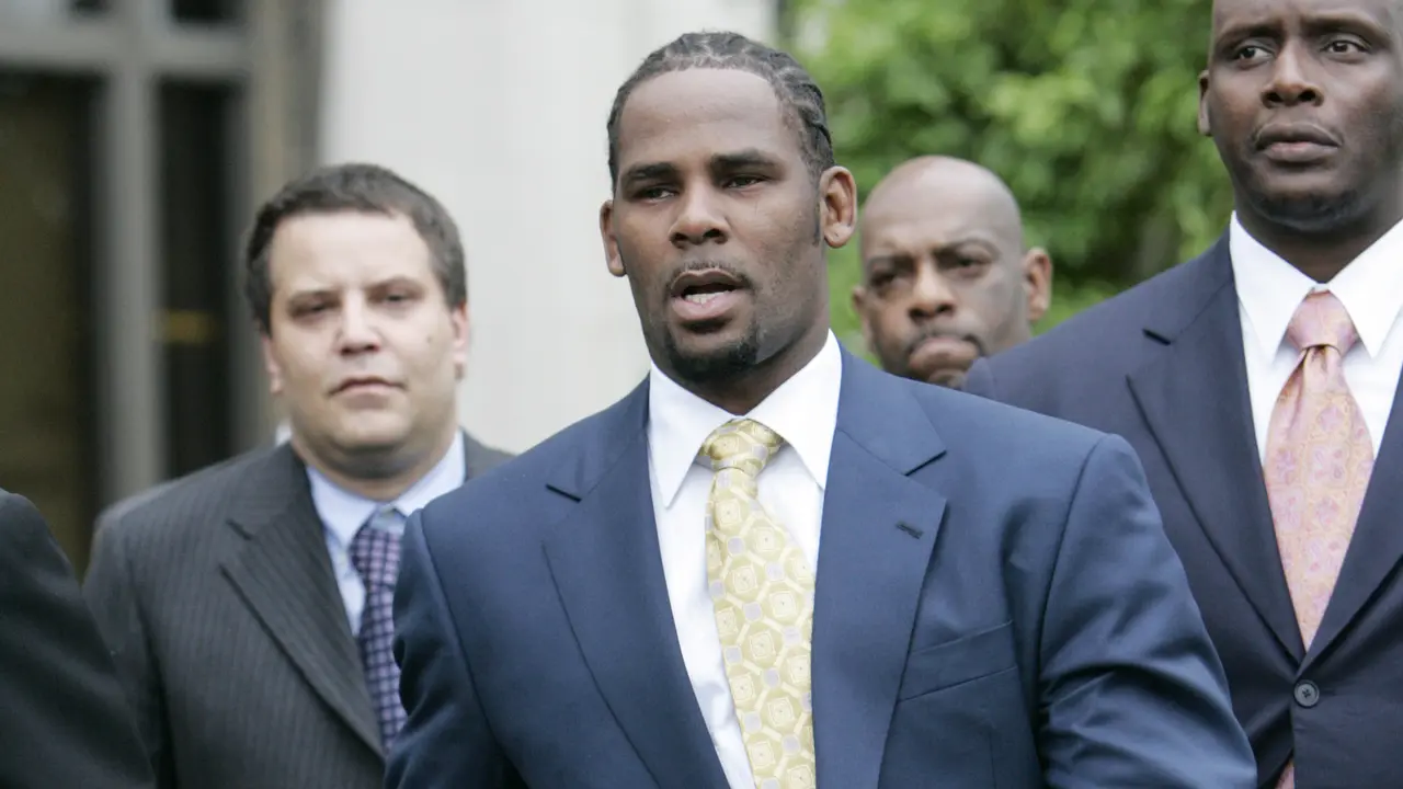 R. Kelly (berdasi kuning) pada 2008. (AP Photo/Nam Y. Huh, File)