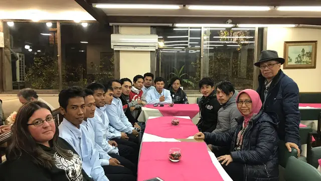 (kiri) Para ABK WNI yang selamat dalam insiden kapal nelayan yang tenggelam di Samudera Atlantik dekat Argentina (sumber: KBRI Buenos Aires)