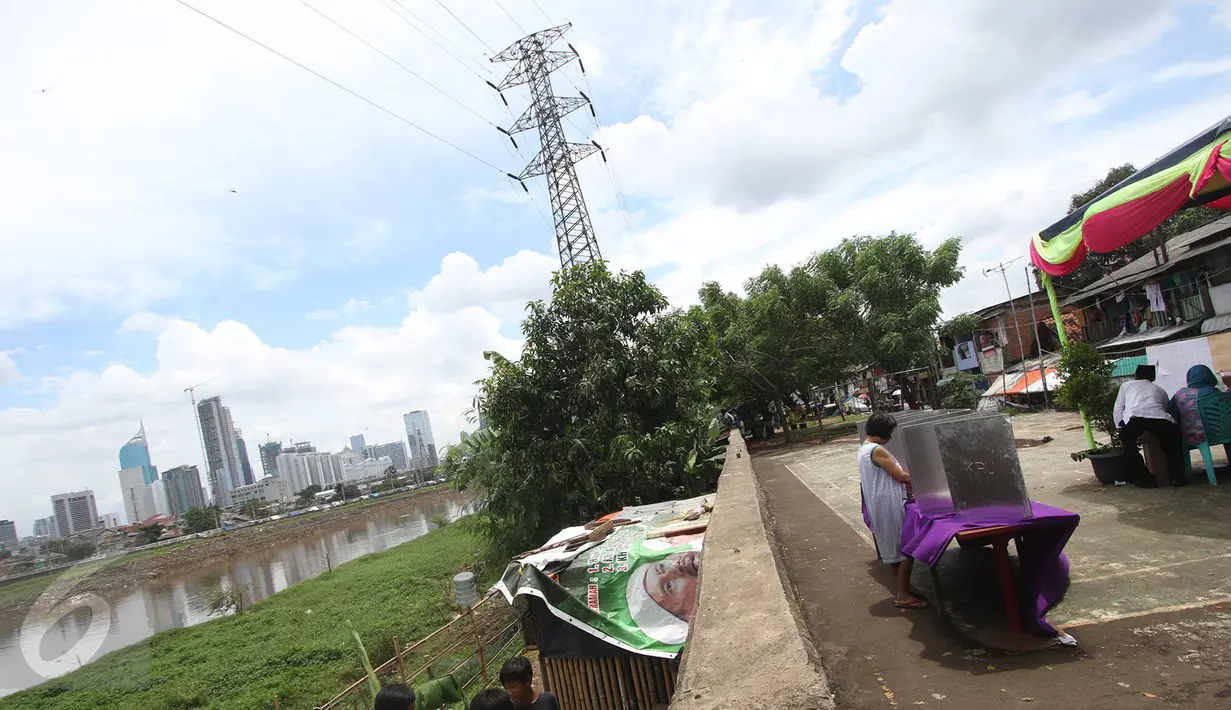 Warga berada di bilik suara saat melakukan pencoblosan Pilkada DKI 2017 di TPS 023 Petamburan, Jakarta, Rabu (15/2). Di kawasan itu, petugas melakukan jemput suara kepada warga lansia yang tidak sanggup berjalan menuju TPS (Liputan6.com/Immanuel Antonius)