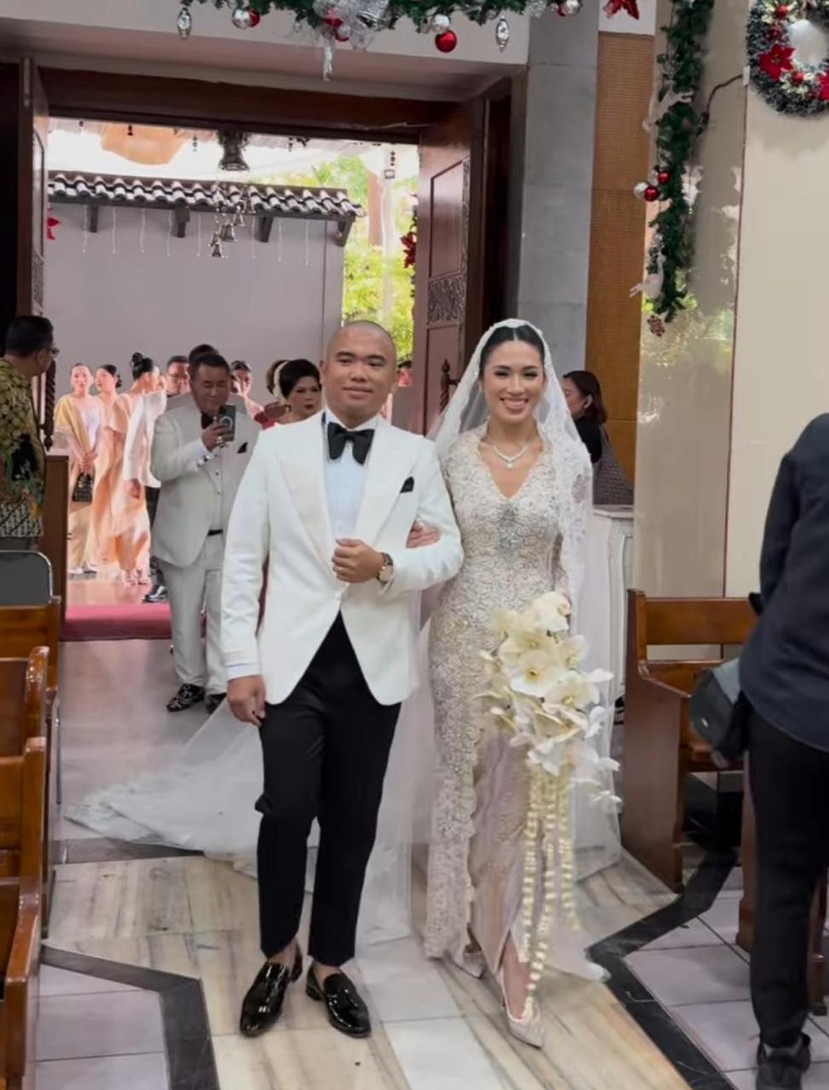 7 Potret Suasana Haru di Pernikahan Frank Hutapea, Hotman Paris Tampil Melow di Momen Sakral