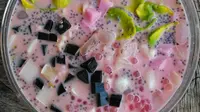 Es teler dengan isian buah alpukat, mutiara, biji selasih, dan janggelan. (Liputan6.com/Instagram/nitya_dk)